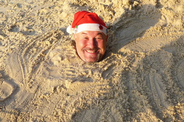 Sorridente Babbo Natale Sepolto Nella Sabbia Riva Mare Foto Stock Royalty Free