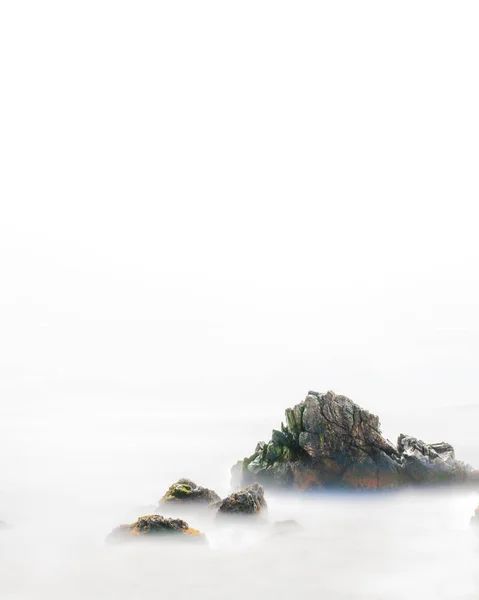 Skała Pośród Mgły Morza Chmur — Zdjęcie stockowe