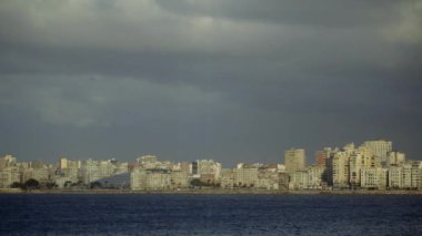Hd Alexandria / Mısır - 03102018: İskenderiye 'nin siluetinin üzerinde kara bulutlar toplandı.