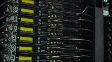 Bir internet veri merkezinin gözlemlenmesi. 