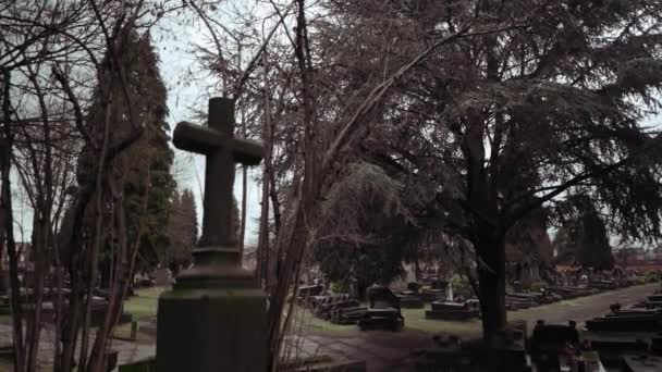 Liege Belçika 11082018 Liege Belçika Bir Katolik Mezarlığında Haç — Stok video