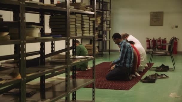 Lavoro Religione Uomini Che Pregano Loro Lavoro Autentico Documentario Reallife — Video Stock