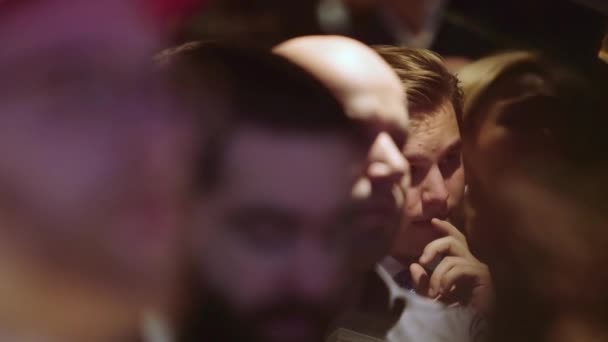 Встреча Деловых Сетей Стадионе Амстердам Арена Закрыть Человек Внимательно Слушать — стоковое видео