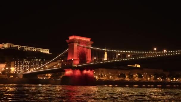 Pan Desde Puente Rojo Por Noche Hasta Castillo Buda Disparado — Vídeos de Stock