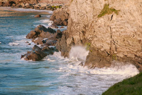 Zee Golven Breken Tegen Klif Natuurlijk Strand Rotsen Het Water — Stockfoto