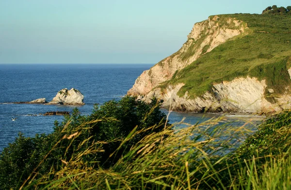 Paisaje Del Mar Cantábrico Montañas Rocas Que Nacen Agua Cielo —  Fotos de Stock