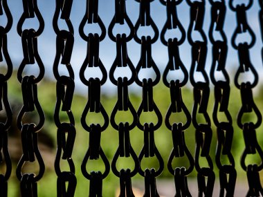 Kilitli siyah zincirler kapı perdesi