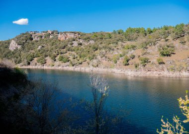 Beyaz bulutlu güzel bir mavi gökyüzü ile Buitrago de Lozoya gelen Lozoya nehri güzel görünümü