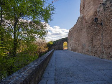 Bir kale duvarı ve lozoya nehri arasında Buitrago de Lozoya güzel bir yolculuk, bir arka kemer ve ağaçlar ile