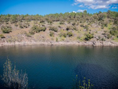 Beyaz bulutlu güzel bir mavi gökyüzü ile Buitrago de Lozoya gelen Lozoya nehri güzel görünümü