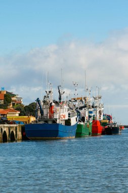Tekneler San Vicente de la Barquera, Cantabria bir deniz limanında online demirledi