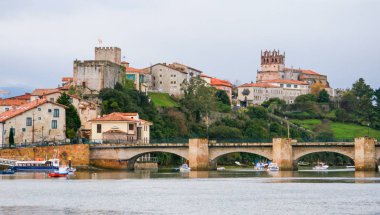San Vicente de la Barquera, Cantabria. Kilise, kale ve balıkçı limanı ile bir deniz köyü ve balıkçı Panoramik