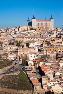 Güzel mavi gökyüzü ile güneşli bir günde Toledo şehringüzel manzara