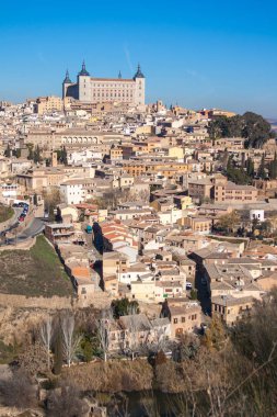 Güzel mavi gökyüzü ile güneşli bir günde Toledo şehringüzel manzara
