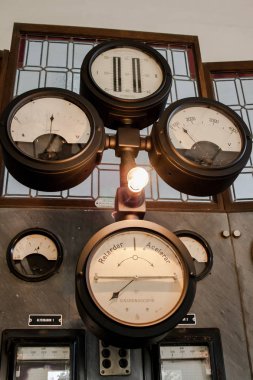 Eski bir termik santral, retro bakmak ama çok dikkatli