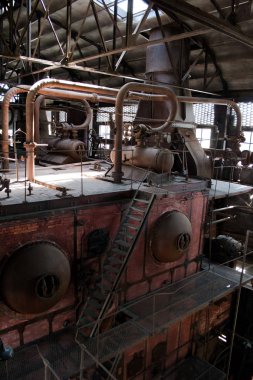 Eski bir termik santral, retro bakmak ama çok dikkatli