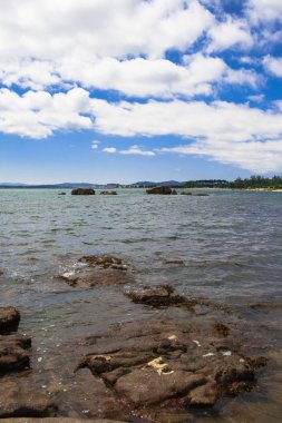 Illa de Arousa, Galiçya, plaj, deniz, rüzgar ve mavi bulutlu gökyüzü güzel görünümü
