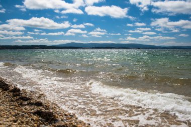 Illa de Arousa, Galiçya, plaj, deniz, rüzgar ve mavi bulutlu gökyüzü güzel görünümü