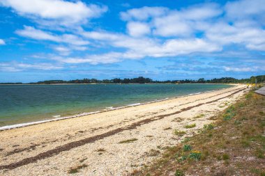 Illa de Arousa, Galiçya, plaj, deniz, rüzgar ve mavi bulutlu gökyüzü güzel görünümü