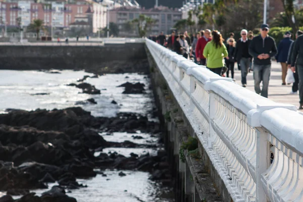 Gente Desenfocada Paseando Por Hermoso Paseo Marítimo Hermosa Ciudad Cántabra — Foto de Stock