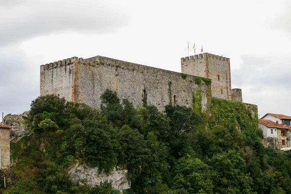 Hrad San Vicente Barquera Nádherná Stavba Středního Středověku Zamračený Oblohou — Stock fotografie