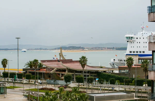 Hermoso Paseo Marítimo Santander Con Ferry Barcos Fondo Día Lluvioso — Foto de Stock