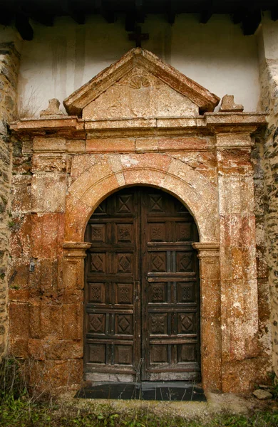 Hermosa Puerta Madera Una Iglesia Pueblo Rodeado Por Bonito Pórtico —  Fotos de Stock