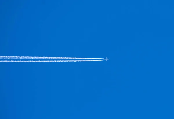 White Streaks Planes Leave Artificial Clouds Blue Sky Background — Stock Photo, Image