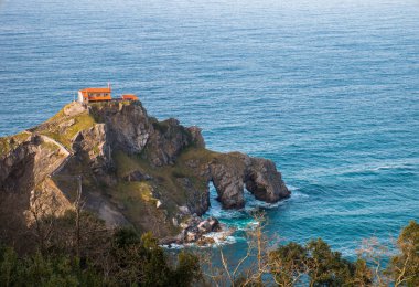 San Juan de Gaztelugatxe ve Aqueche adasının bakış açısı