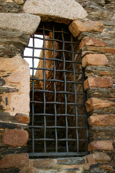 Puerta Barras Metal Una Fachada Piedra Medieval —  Fotos de Stock