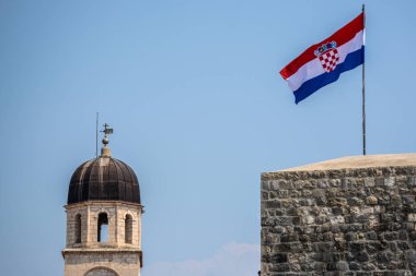 Hırvatistan bayrağı ve Dubrovnik kulesi