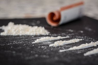 Uyuşturucu bağımlılığı hakkında resim, bazı kokain satırları