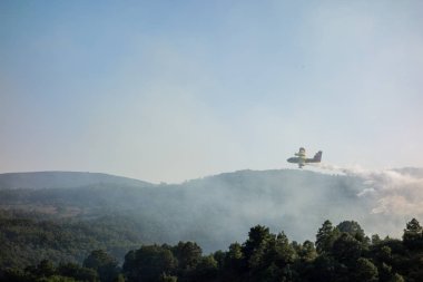 Robregordo, Madrid, İspanya; 07 / 14 / 2019: Bir orman yangını sırasında deniz uçağı suya indirme