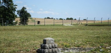 Çitin arkasında bir gözetleme kulesi