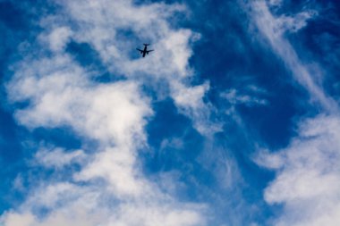 Gökyüzünde bir uçak