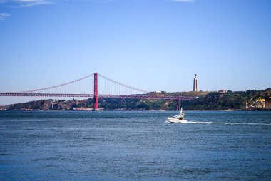 Yatch Lizbon 25 Nisan Köprüsü gidiyor (Portekiz)
