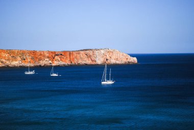 Portekiz sahilinde bir yat