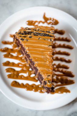 Bir tabak krema bir sürü çikolatalı kek bir Delicious parçası