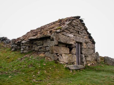 Taşla çevrili sisle çevrili dağdaki çobanların eski evleri