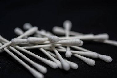 Siyah bir arka plan üzerinde makro birkaç pamuklu bezler