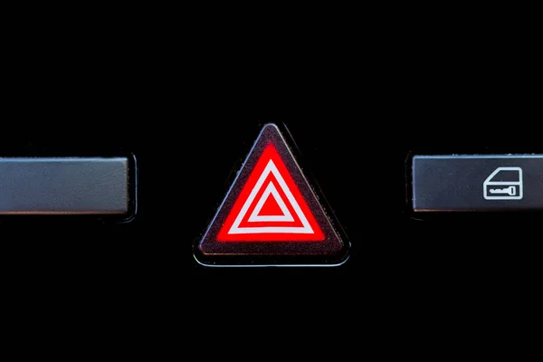 Bir Arabanın Gösterge Panelinde Işıklı Uyarı Düğmesi — Stok fotoğraf