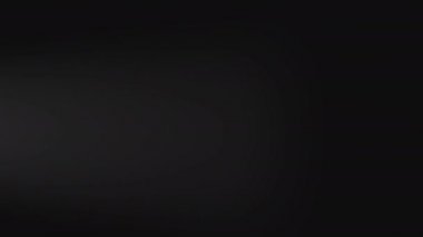 Karanlıkta ışıklar açık ve yağmur yağan bir arabanın soldan sağa geçişinin video geçişi. Kamera çok yakın dört çekim