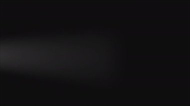 Karanlıkta ışıklar açık ve yağmur yağan bir arabanın soldan sağa geçişinin video geçişi. Dört kamera çekimi