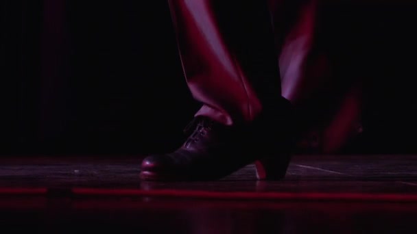 Männliche Flamenco Tänzerin Klopft Nahaufnahme Auf Den Boden — Stockvideo