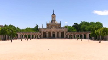 Aranjuez ünlü Plaza de San Antonio San Antonio kilisenin güzel görünümü, İspanya, bir kaplıca günü, Haziran, güneşli ve mavi bir gökyüzü