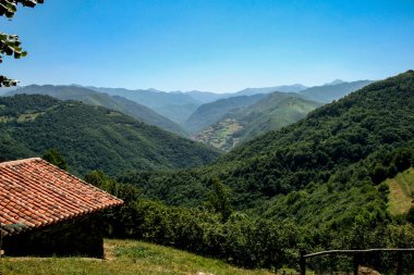 Köy arka planda güzel bir mavi gökyüzü ile dağlarla çevrili güzel bir konumda bulunan