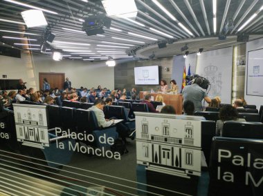 Madrid, İspanya; 10 / 11 / 2019: İspanya Hükümeti Başkan Yardımcısı Franco 'nun mezarını açma prosedürünü bir basın toplantısında açıkladı. Bayan Carmen Calvo Başkan Yardımcısı ve İspanya Devlet Başkanlığı yeni bir duyuru yaptı.