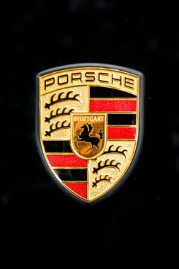 Madrid, Madrid, İspanya; 10 / 08 / 2007; Rozet, logo, siyah sayfa renkli Porsche marka bir aracın rozeti