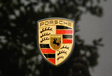 Madrid, Madrid, İspanya; 10 / 08 / 2007; Rozet, logo, siyah sayfa renkli Porsche marka bir aracın rozeti