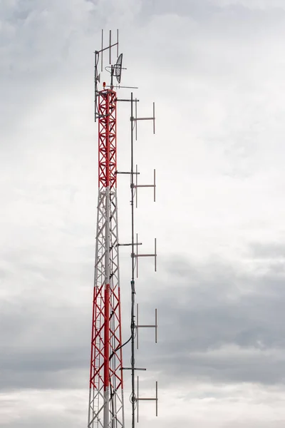 Rot Weißer Mobilfunkmast — Stockfoto